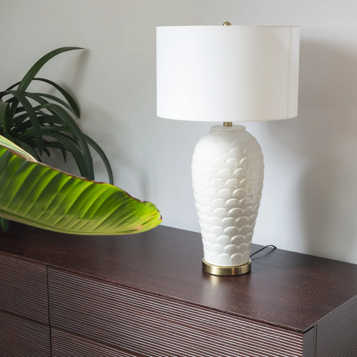 Lampa stołowa MURCIA z ceramiczną podstawą w kształcie wazonu i białym abażurem we wnętrzu