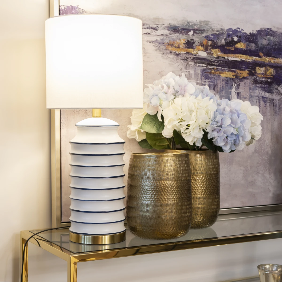 Lampa stołowa COASTAL z białą ceramiczną podstawą w granatowe paski i białym abażurem