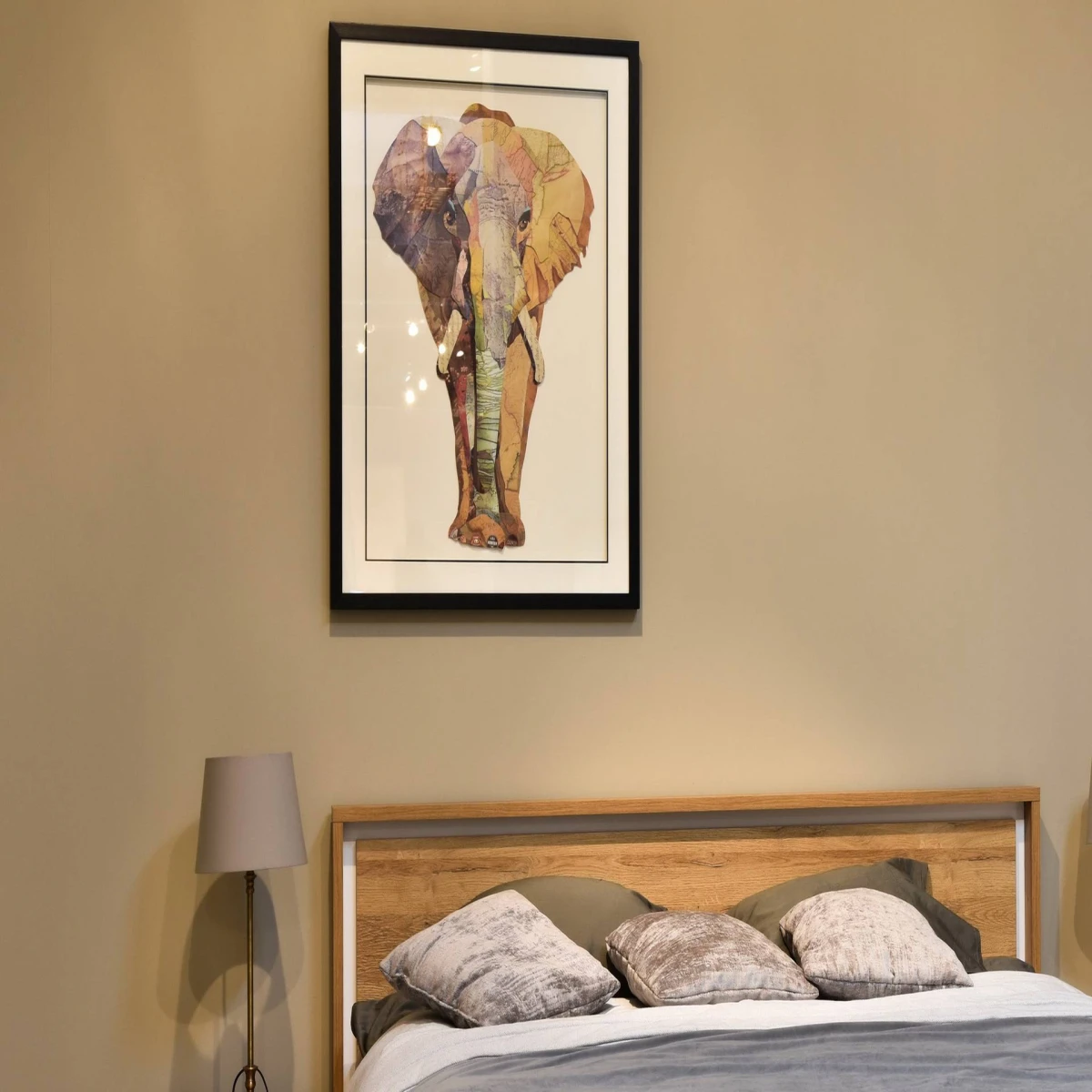 Obraz 3D Elephant ze słoniem z map świata w czarnej ramie we wnętrzu