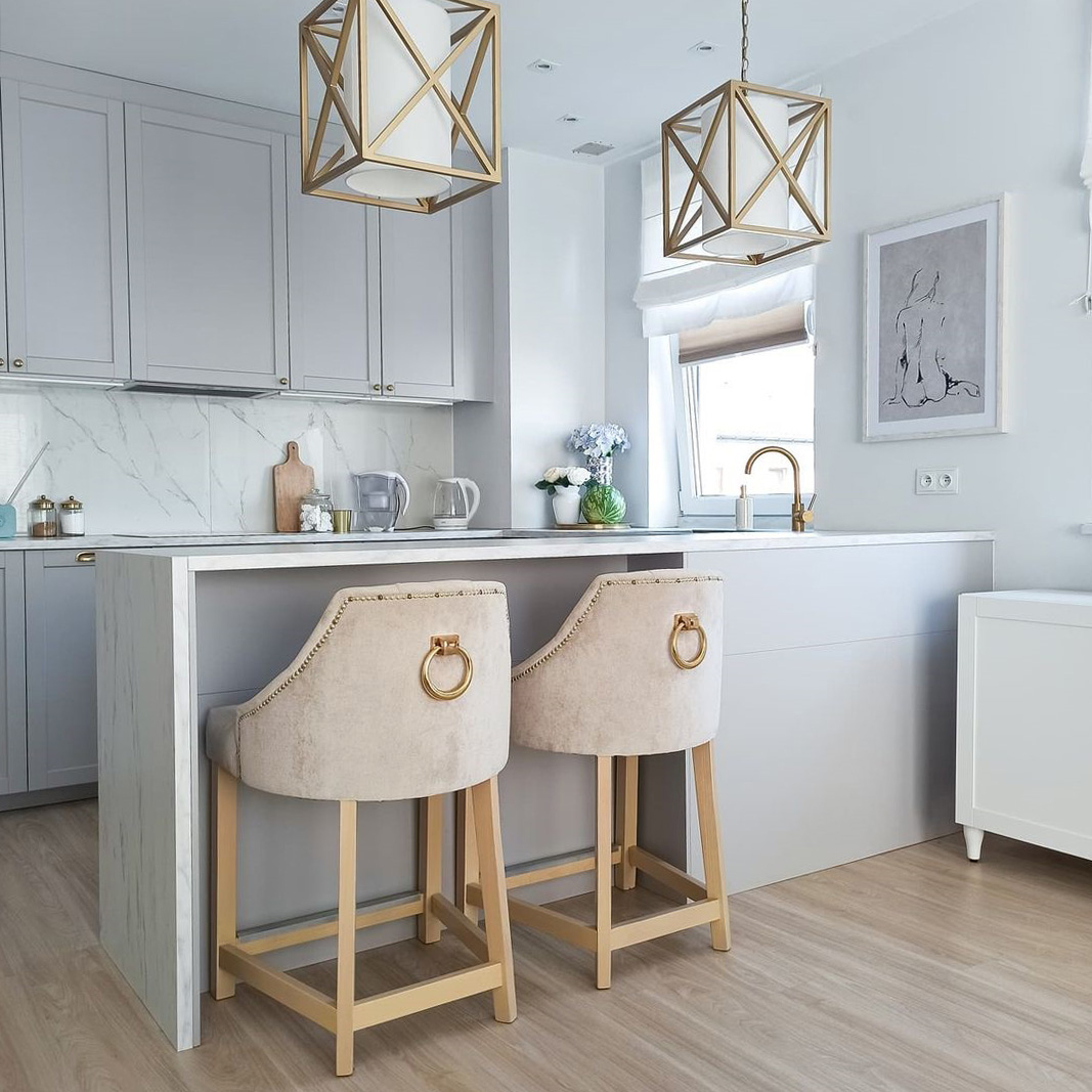 Lampa wisząca NEW YORK z kwadratową ramą w matowym złocie i białym abażurem z tkaniny we wnętrzu